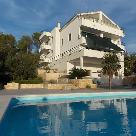 Apartmenthouse * Τρογκίρ